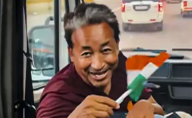 ಬಿಡುಗಡೆಯ ಬೆನ್ನಲ್ಲೇ ಸೋನಮ್ ವಾಂಗ್ಚುಕ್ ರನ್ನು ಮತ್ತೆ ವಶಕ್ಕೆ ಪಡೆದ ಪೊಲೀಸರು