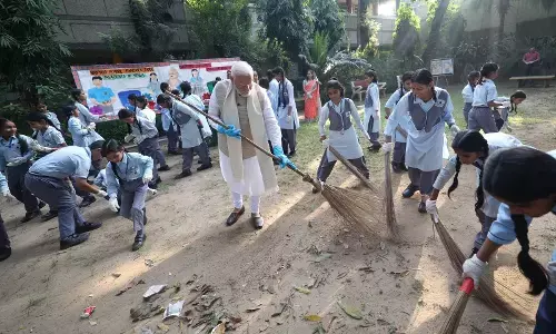 ಗಾಂಧಿ ಜಯಂತಿ ಅಂಗವಾಗಿ ಶಾಲೆಯಲ್ಲಿ ಸ್ವಚ್ಛತಾ ಆಂದೋಲನದಲ್ಲಿ ಪಾಲ್ಗೊಂಡ ಪ್ರಧಾನಿ ಮೋದಿ