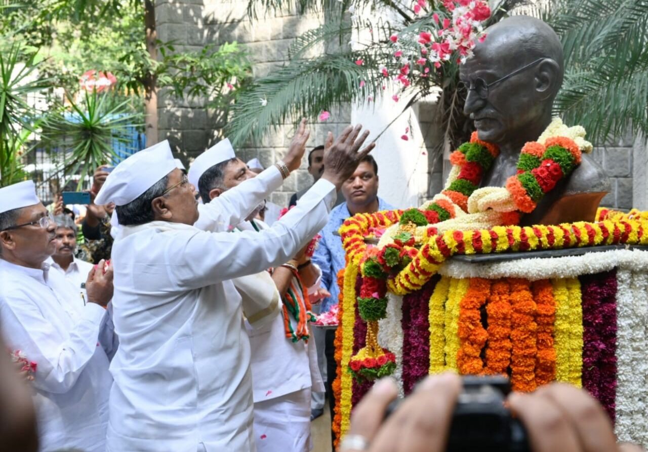 ಗಾಂಧಿ ಜಯಂತಿ | ಸಿಎಂ ಸಿದ್ದರಾಮಯ್ಯರಿಂದ ಗಾಂಧಿ ಪ್ರತಿಮೆಗೆ ಪುಷ್ಪಾರ್ಚನೆ
