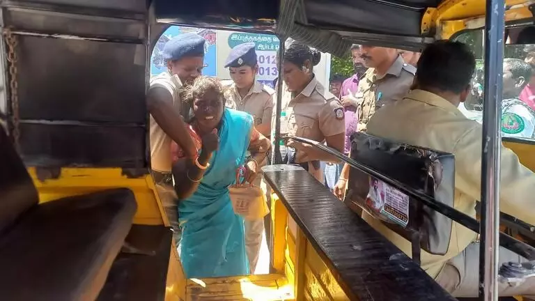 ತಮಿಳುನಾಡು: ಜಾತಿ ತಾರತಮ್ಯದ ವಿರುದ್ಧ ಪ್ರತಿಭಟಿಸಿದ ಬುಡಕಟ್ಟು ಪಂಚಾಯತ್ ಅಧ್ಯಕ್ಷೆ ವಿರುದ್ಧ ಪ್ರಕರಣ ದಾಖಲು ತಮಿಳುನಾಡು: ಜಾತಿ ತಾರತಮ್ಯದ ವಿರುದ್ಧ ಪ್ರತಿಭಟಿಸಿದ ಬುಡಕಟ್ಟು ಪಂಚಾಯತ್ ಅಧ್ಯಕ್ಷೆ ವಿರುದ್ಧ ಪ್ರಕರಣ ದಾಖಲು