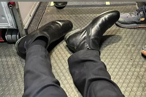 ಬಿಬಿಸಿ ವರದಿಗಾರನಿಗೆ ವಿಮಾನದಲ್ಲಿ ಗಾಲಿ ಕುರ್ಚಿ ಬಳಸಲು ಅವಕಾಶ ನಿರಾಕರಿಸಿದ ವಿಮಾನ ಯಾನ ಸಂಸ್ಥೆ ಬಿಬಿಸಿ ವರದಿಗಾರನಿಗೆ ವಿಮಾನದಲ್ಲಿ ಗಾಲಿ ಕುರ್ಚಿ ಬಳಸಲು ಅವಕಾಶ ನಿರಾಕರಿಸಿದ ವಿಮಾನ ಯಾನ ಸಂಸ್ಥೆ