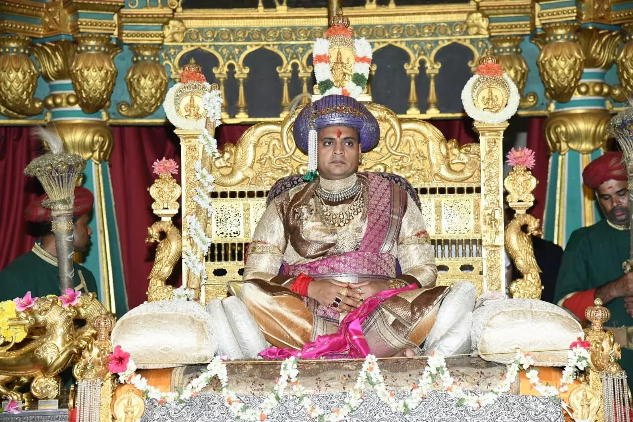 ʼಅರಮನೆಯಲ್ಲಿ ಖಾಸಗಿ ದರ್ಬಾರ್ʼ: ಸಂಸದರಾದ ನಂತರ ಮೊದಲ ಬಾರಿಗೆ ಸಿಂಹಾಸನ ಏರಿದ ಯದುವೀರ್ ಕೃಷ್ಣದತ್ತ ಚಾಮರಾಜ ಒಡೆಯರ್