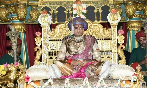 ʼಅರಮನೆಯಲ್ಲಿ ಖಾಸಗಿ ದರ್ಬಾರ್ʼ: ಸಂಸದರಾದ ನಂತರ ಮೊದಲ ಬಾರಿಗೆ ಸಿಂಹಾಸನ ಏರಿದ ಯದುವೀರ್ ಕೃಷ್ಣದತ್ತ ಚಾಮರಾಜ ಒಡೆಯರ್