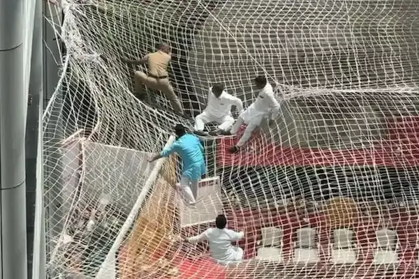 ಮೂರನೆಯ ಅಂತಸ್ತಿನಿಂದ ಜಿಗಿದ ಮಹಾರಾಷ್ಟ್ರ ಉಪ ಸ್ಪೀಕರ್ | ರಕ್ಷಣಾ ಬಲೆಗೆ ಬಿದ್ದ ನರಹರಿ ಝಿರ್ವಾಲೆ ರಕ್ಷಣೆ ಮೂರನೆಯ ಅಂತಸ್ತಿನಿಂದ ಜಿಗಿದ ಮಹಾರಾಷ್ಟ್ರ ಉಪ ಸ್ಪೀಕರ್ | ರಕ್ಷಣಾ ಬಲೆಗೆ ಬಿದ್ದ ನರಹರಿ ಝಿರ್ವಾಲೆ ರಕ್ಷಣೆ