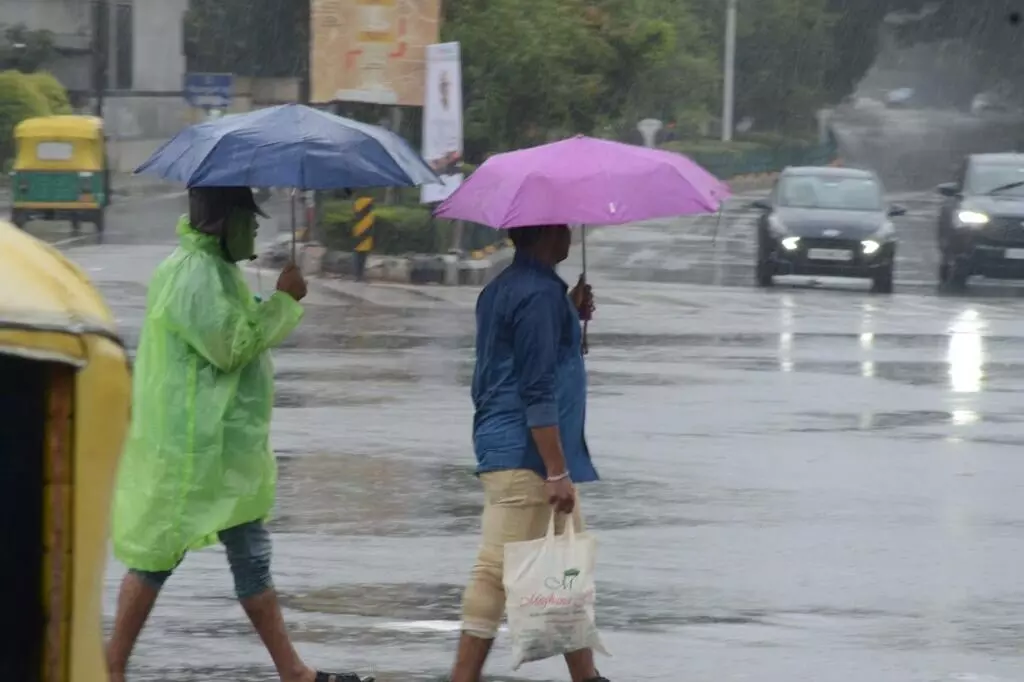 ಹಿಂಗಾರು ಮಳೆಯ ಆರ್ಭಟ ಆರಂಭ: ರಾಜ್ಯದ 14 ಜಿಲ್ಲೆಗಳಿಗೆ ಯೆಲ್ಲೋ ಅಲರ್ಟ್ ಹಿಂಗಾರು ಮಳೆಯ ಆರ್ಭಟ ಆರಂಭ: ರಾಜ್ಯದ 14 ಜಿಲ್ಲೆಗಳಿಗೆ ಯೆಲ್ಲೋ ಅಲರ್ಟ್