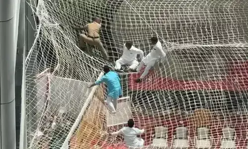 ಮೂರನೆಯ ಅಂತಸ್ತಿನಿಂದ ಜಿಗಿದ ಮಹಾರಾಷ್ಟ್ರ ಉಪ ಸ್ಪೀಕರ್ | ರಕ್ಷಣಾ ಬಲೆಗೆ ಬಿದ್ದ ನರಹರಿ ಝಿರ್ವಾಲೆ ರಕ್ಷಣೆ