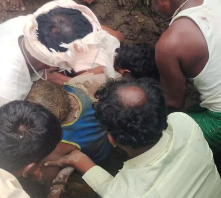 ಗಂಗಾವತಿ: ಮನೆ ಕುಸಿದು ಮಣ್ಣಿನಡಿ ಸಿಲುಕಿದ ವ್ಯಕ್ತಿಯ ರಕ್ಷಣೆ ಗಂಗಾವತಿ: ಮನೆ ಕುಸಿದು ಮಣ್ಣಿನಡಿ ಸಿಲುಕಿದ ವ್ಯಕ್ತಿಯ ರಕ್ಷಣೆ