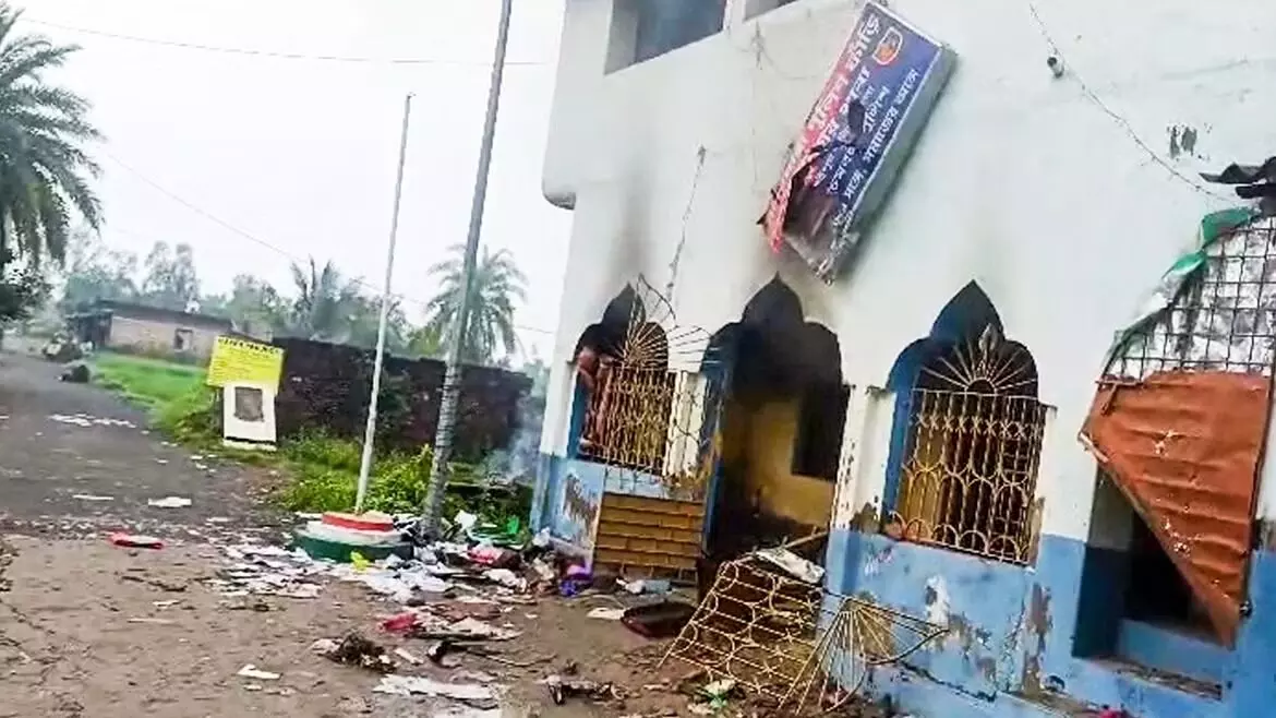 9 ವರ್ಷದ ಬಾಲಕಿಯ ಅತ್ಯಾಚಾರ-ಕೊಲೆ | ಪಶ್ಚಿಮ ಬಂಗಾಳದ ಪೊಲೀಸ್ ಔಟ್ಪೋಸ್ಟ್ಗೆ ಗ್ರಾಮಸ್ಥರಿಂದ ಬೆಂಕಿ 9 ವರ್ಷದ ಬಾಲಕಿಯ ಅತ್ಯಾಚಾರ-ಕೊಲೆ | ಪಶ್ಚಿಮ ಬಂಗಾಳದ ಪೊಲೀಸ್ ಔಟ್ಪೋಸ್ಟ್ಗೆ ಗ್ರಾಮಸ್ಥರಿಂದ ಬೆಂಕಿ