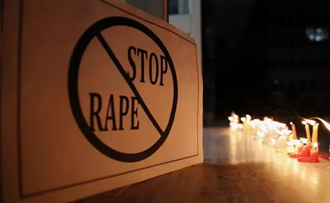 ಗುಜರಾತ್ | ಸ್ನೇಹಿತನ ಎದುರೇ ಅಪ್ರಾಪ್ತ ಬಾಲಕಿಯ ಮೇಲೆ ಸಾಮೂಹಿಕ ಅತ್ಯಾಚಾರ