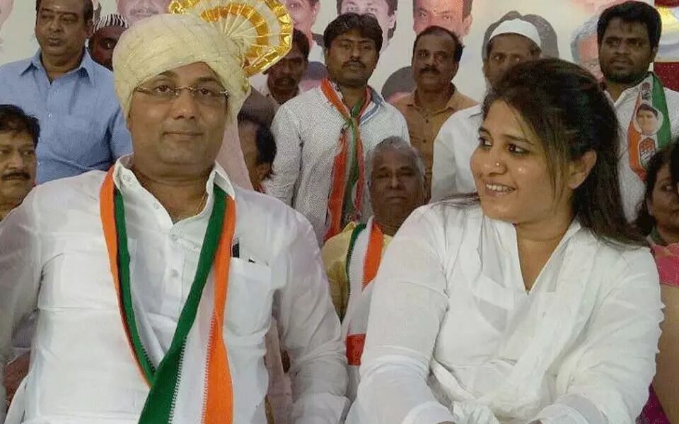 ದಿನೇಶ್ ಗುಂಡೂರಾವ್ ಟೀಕಿಸುವ ಭರದಲ್ಲಿ ಅವರ ಪತ್ನಿಯ ಹೆಸರು ಬಳಕೆ : ಬಿಜೆಪಿ ಮುಖಂಡರ ವಿರುದ್ಧ ಕ್ರಮಕ್ಕೆ ಆಗ್ರಹಿಸಿ ದೂರು ದಾಖಲು