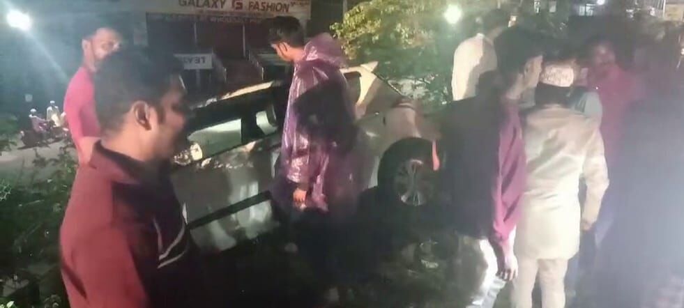 ಭಟ್ಕಳ: ಚಾಲಕನ ನಿಯಂತ್ರಣ ತಪ್ಪಿ ಪುರಸಭಾ ಉದ್ಯಾನವನಕ್ಕೆ ನುಗ್ಗಿದ ಕಾರು