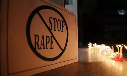 ಗುಜರಾತ್ | ಸ್ನೇಹಿತನ ಎದುರೇ ಅಪ್ರಾಪ್ತ ಬಾಲಕಿಯ ಮೇಲೆ ಸಾಮೂಹಿಕ ಅತ್ಯಾಚಾರ