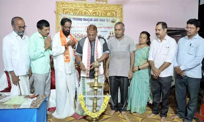 ಕಾಸರಗೋಡು ಕನ್ನಡ ಗ್ರಾಮದಲ್ಲಿ ಜಿಲ್ಲಾಮಟ್ಟದ ಕಾಸರಗೋಡು ದಸರಾ -2024 ಗೆ ಚಾಲನೆ ಕಾಸರಗೋಡು ಕನ್ನಡ ಗ್ರಾಮದಲ್ಲಿ ಜಿಲ್ಲಾಮಟ್ಟದ ಕಾಸರಗೋಡು ದಸರಾ -2024 ಗೆ ಚಾಲನೆ