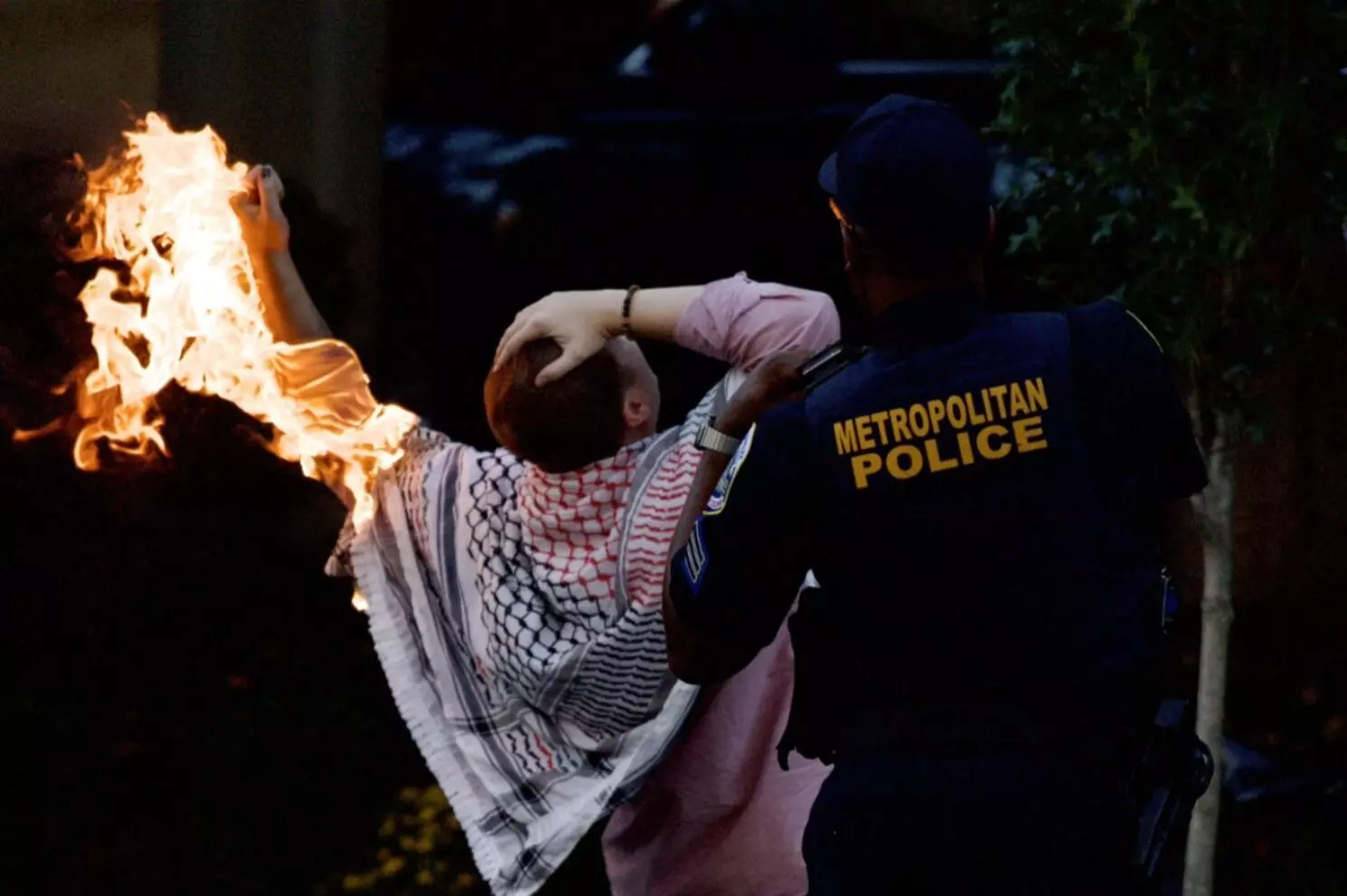 ಇಸ್ರೇಲ್ ವಿರೋಧಿ ಪ್ರತಿಭಟನೆ: ಶ್ವೇತ ಭವನದ ಬಳಿ ಕೈಗೆ ಬೆಂಕಿ ಹಚ್ಚಿಕೊಂಡ ಪತ್ರಕರ್ತ ಇಸ್ರೇಲ್ ವಿರೋಧಿ ಪ್ರತಿಭಟನೆ: ಶ್ವೇತ ಭವನದ ಬಳಿ ಕೈಗೆ ಬೆಂಕಿ ಹಚ್ಚಿಕೊಂಡ ಪತ್ರಕರ್ತ