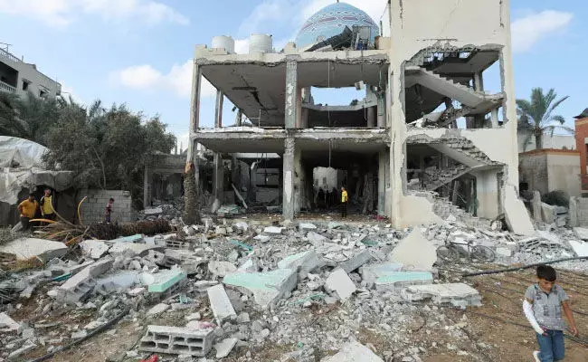 ಗಾಝಾದಲ್ಲಿ ಮಸೀದಿ, ಶಾಲೆಯ ಮೇಲೆ ಇಸ್ರೇಲ್ ದಾಳಿ; ಕನಿಷ್ಠ 24 ಮಂದಿ ಮೃತ್ಯು ಗಾಝಾದಲ್ಲಿ ಮಸೀದಿ, ಶಾಲೆಯ ಮೇಲೆ ಇಸ್ರೇಲ್ ದಾಳಿ; ಕನಿಷ್ಠ 24 ಮಂದಿ ಮೃತ್ಯು