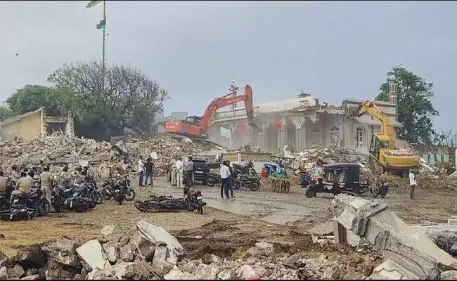 ಗುಜರಾತ್ | ನ್ಯಾಯಾಲಯಗಳ ತೀರ್ಪನ್ನು ಉಲ್ಲಂಘಿಸಿ, ಮಸೀದಿ ಮತ್ತು ಹಲವಾರು ಮನೆಗಳ ನೆಲಸಮ