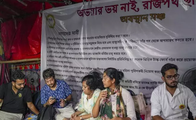 ನ್ಯಾಯ, ಕೆಲಸದ ಸ್ಥಳದಲ್ಲಿ ಸುರಕ್ಷತೆ ಆಗ್ರಹಿಸಿ ಮುಂದುವರಿದ ಕಿರಿಯ ವೈದ್ಯರ ಉಪವಾಸ ಮುಷ್ಕರ