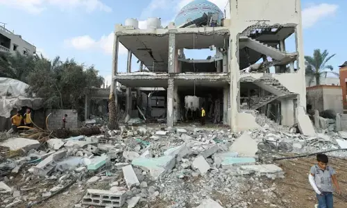 ಗಾಝಾದಲ್ಲಿ ಮಸೀದಿ, ಶಾಲೆಯ ಮೇಲೆ ಇಸ್ರೇಲ್ ದಾಳಿ; ಕನಿಷ್ಠ 24 ಮಂದಿ ಮೃತ್ಯು