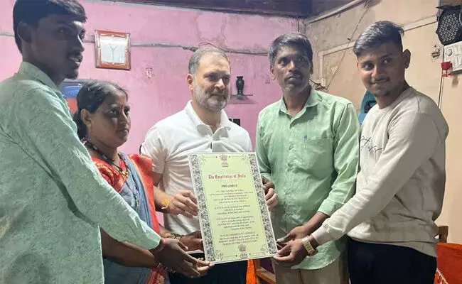 ಮಹಾರಾಷ್ಟ್ರ | ಕೊಲ್ಹಾಪುರದ ದಲಿತರ ಮನೆಯಲ್ಲಿ ಅಡುಗೆ ಮಾಡಿ ಊಟ ಬಡಿಸಿದ ʼಶೆಫ್ʼ ರಾಹುಲ್ ಗಾಂಧಿ ಮಹಾರಾಷ್ಟ್ರ | ಕೊಲ್ಹಾಪುರದ ದಲಿತರ ಮನೆಯಲ್ಲಿ ಅಡುಗೆ ಮಾಡಿ ಊಟ ಬಡಿಸಿದ ʼಶೆಫ್ʼ ರಾಹುಲ್ ಗಾಂಧಿ