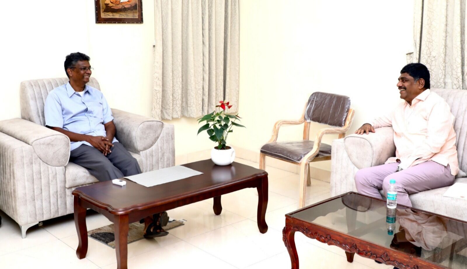 ಸಚಿವ ಸತೀಶ್ ಜಾರಕಿಹೊಳಿಯನ್ನು ಭೇಟಿ ಮಾಡಿದ ಮಾಜಿ ಸಂಸದ ಡಿ.ಕೆ.ಸುರೇಶ್