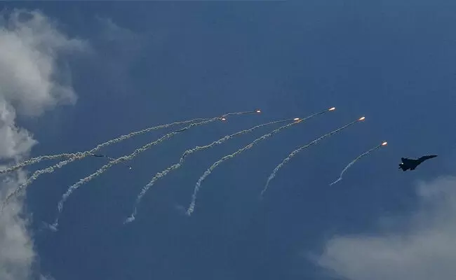 ಇಸ್ರೇಲ್ನತ್ತ ರಾಕೆಟ್ಗಳ ಮಳೆಗರೆದ ಹಿಜ್ಬುಲ್ಲಾ | ಕನಿಷ್ಠ 12 ಮಂದಿಗೆ ಗಾಯ ಇಸ್ರೇಲ್ನತ್ತ ರಾಕೆಟ್ಗಳ ಮಳೆಗರೆದ ಹಿಜ್ಬುಲ್ಲಾ | ಕನಿಷ್ಠ 12 ಮಂದಿಗೆ ಗಾಯ