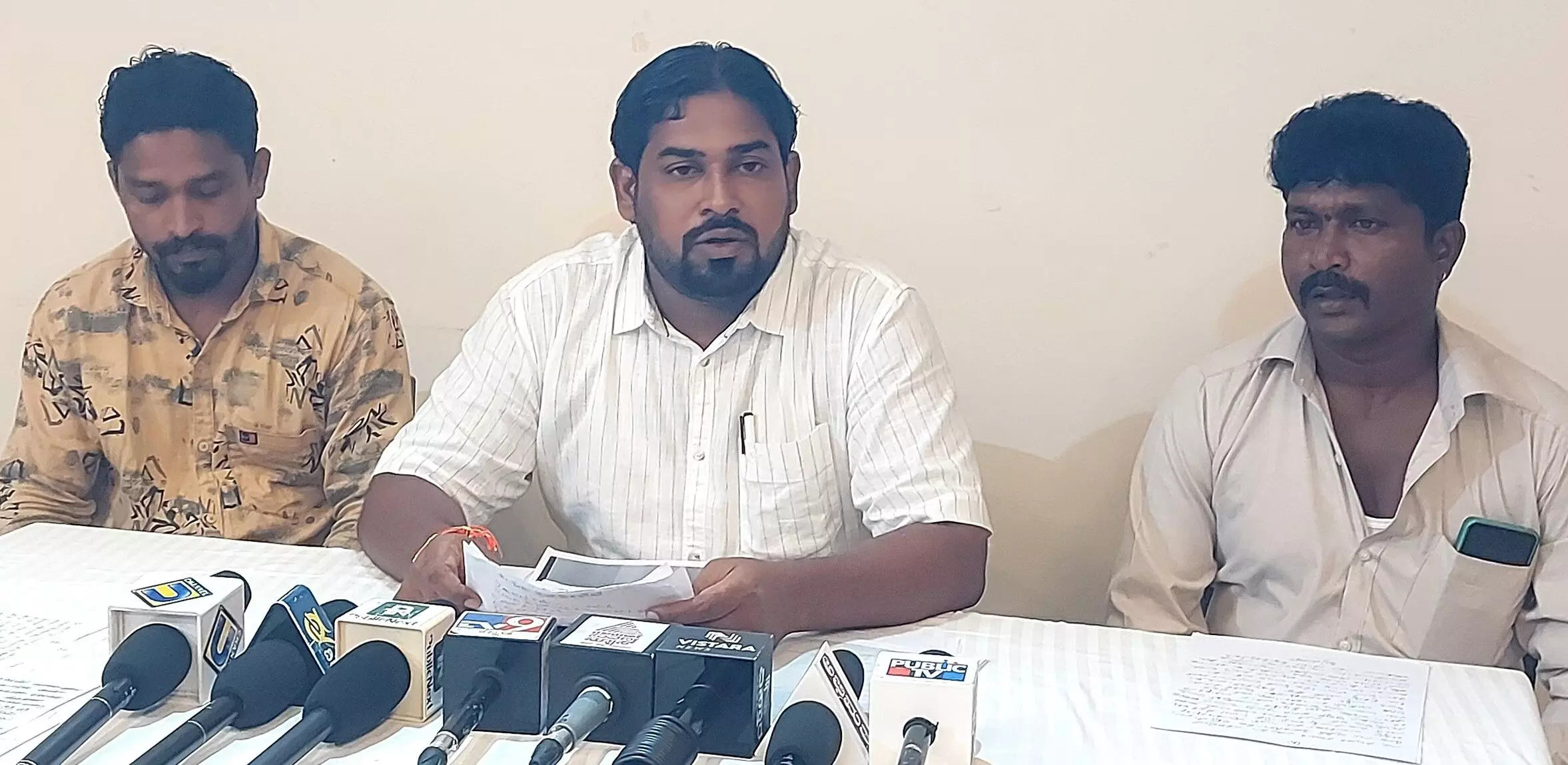 ನಕಲಿ ದಾಖಲೆ ಸೃಷ್ಠಿಸಿ ಸಹಕಾರಿ ಬ್ಯಾಂಕಿನಿಂದ ವಂಚನೆ ಆರೋಪ: ಸಂತ್ರಸ್ತರಿಂದ ಬ್ರಹ್ಮಾವರ ಠಾಣೆಗೆ ದೂರು ನಕಲಿ ದಾಖಲೆ ಸೃಷ್ಠಿಸಿ ಸಹಕಾರಿ ಬ್ಯಾಂಕಿನಿಂದ ವಂಚನೆ ಆರೋಪ: ಸಂತ್ರಸ್ತರಿಂದ ಬ್ರಹ್ಮಾವರ ಠಾಣೆಗೆ ದೂರು