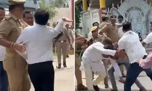 ಉತ್ತರ ಪ್ರದೇಶ | ಪೊಲೀಸರೆದುರೇ ಶಾಸಕನಿಗೆ ವಕೀಲನಿಂದ ಕಪಾಳ ಮೋಕ್ಷ; ವಿಡಿಯೋ ವೈರಲ್