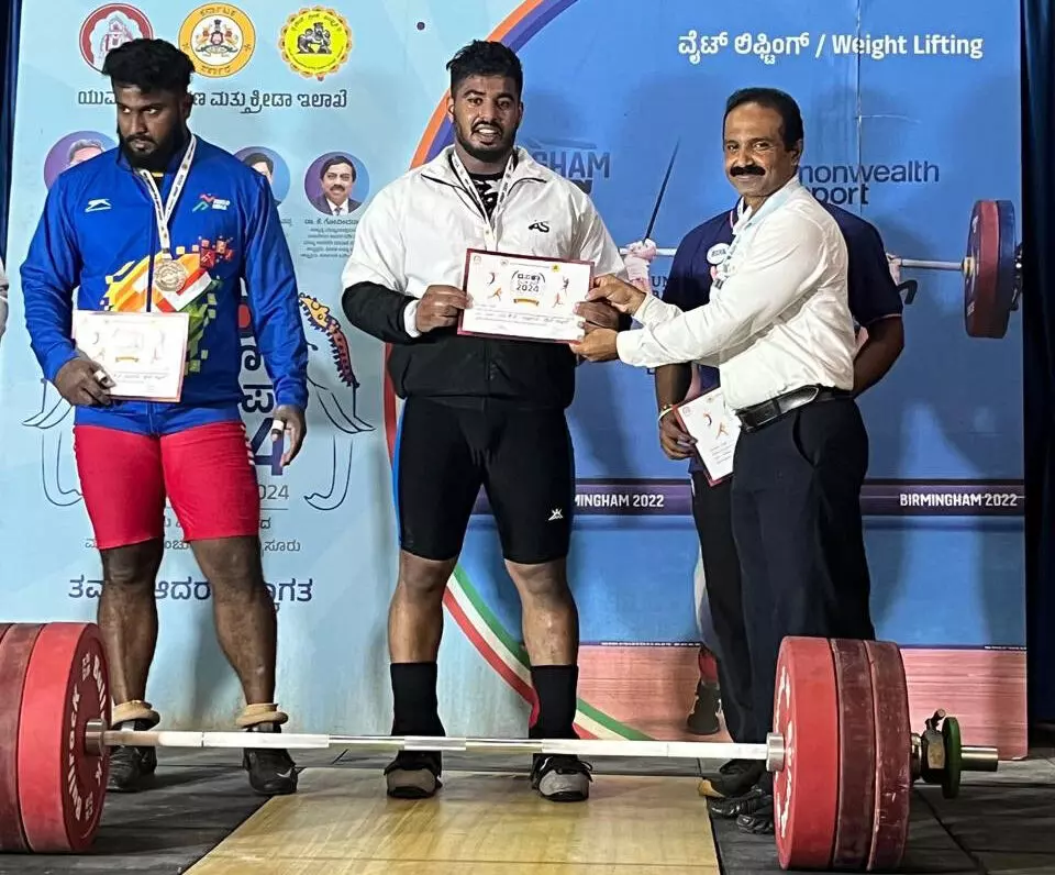 ದಸರಾ ಸಿಎಂ ಕಪ್ ಕ್ರೀಡಾಕೂಟ: ವೆಯ್ಟ್ ಲಿಫ್ಟಿಂಗ್ ನಲ್ಲಿ ಕೊಪ್ಪದ ಫಾಝಿಲ್ ರಹ್ಮಾನ್ ಗೆ ಚಿನ್ನದ ಪದಕ ದಸರಾ ಸಿಎಂ ಕಪ್ ಕ್ರೀಡಾಕೂಟ: ವೆಯ್ಟ್ ಲಿಫ್ಟಿಂಗ್ ನಲ್ಲಿ ಕೊಪ್ಪದ ಫಾಝಿಲ್ ರಹ್ಮಾನ್ ಗೆ ಚಿನ್ನದ ಪದಕ