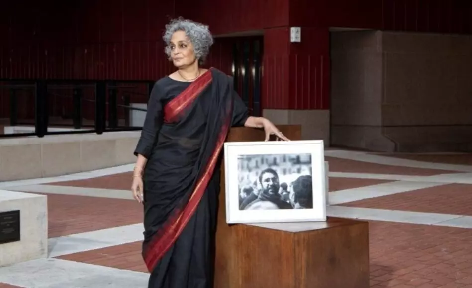 PEN ಪಿಂಟರ್ ಪ್ರಶಸ್ತಿಯನ್ನು ಈಜಿಪ್ಟ್ ಬರಹಗಾರ ಅಲಾ ಅಬ್ದುಲ್ ಫತ್ತಾಹ್ ಅವರೊಂದಿಗೆ ಹಂಚಿಕೊಂಡ ಅರುಂಧತಿ ರಾಯ್ PEN ಪಿಂಟರ್ ಪ್ರಶಸ್ತಿಯನ್ನು ಈಜಿಪ್ಟ್ ಬರಹಗಾರ ಅಲಾ ಅಬ್ದುಲ್ ಫತ್ತಾಹ್ ಅವರೊಂದಿಗೆ ಹಂಚಿಕೊಂಡ ಅರುಂಧತಿ ರಾಯ್