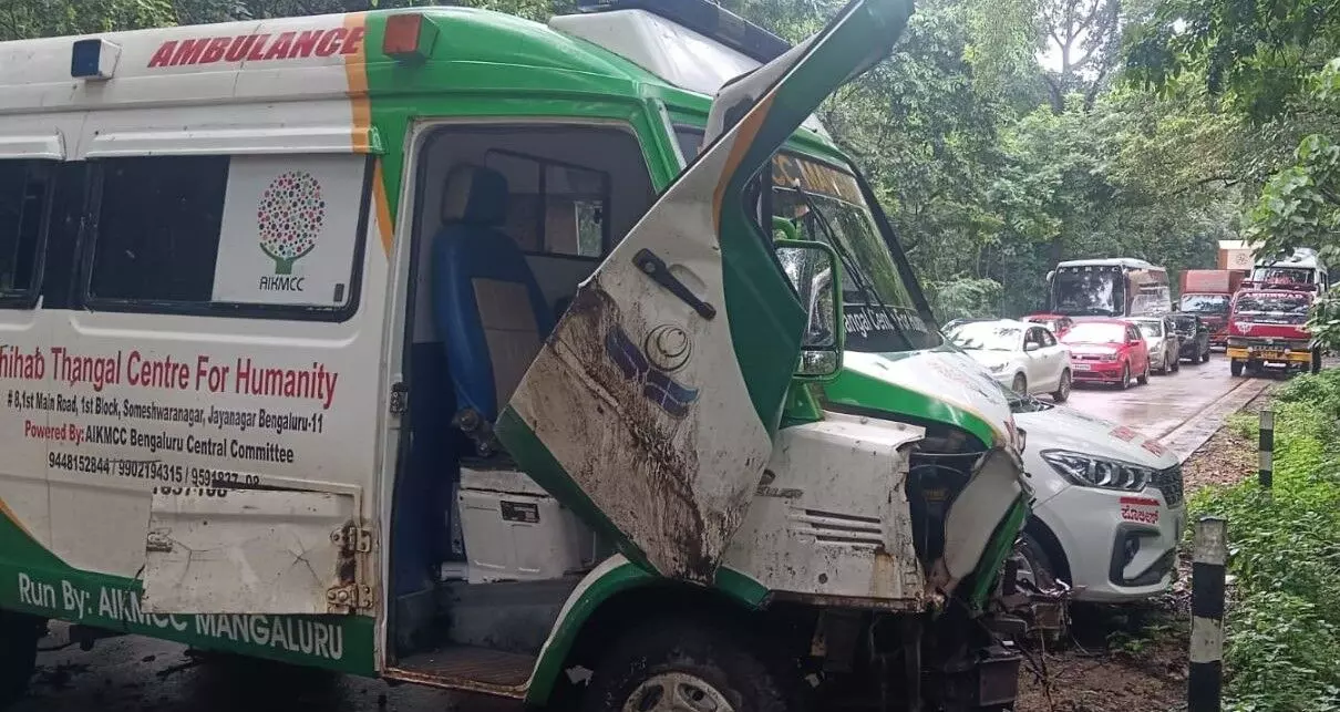 ಉಪ್ಪಿನಂಗಡಿ| ಆಂಬ್ಯುಲೆನ್ಸ್ - ಈಚರ್ ಲಾರಿ ಢಿಕ್ಕಿ: ಓರ್ವನಿಗೆ ಗಾಯ ಉಪ್ಪಿನಂಗಡಿ| ಆಂಬ್ಯುಲೆನ್ಸ್ - ಈಚರ್ ಲಾರಿ ಢಿಕ್ಕಿ: ಓರ್ವನಿಗೆ ಗಾಯ