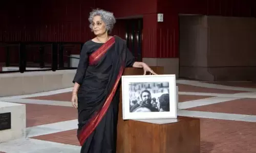 PEN ಪಿಂಟರ್ ಪ್ರಶಸ್ತಿಯನ್ನು ಈಜಿಪ್ಟ್ ಬರಹಗಾರ ಅಲಾ ಅಬ್ದುಲ್ ಫತ್ತಾಹ್ ಅವರೊಂದಿಗೆ ಹಂಚಿಕೊಂಡ ಅರುಂಧತಿ ರಾಯ್