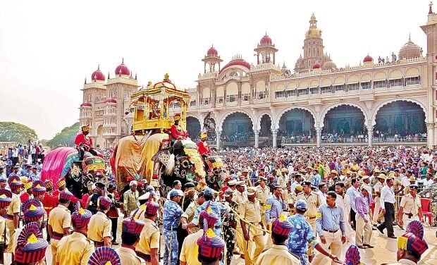ಮೈಸೂರು  | ವಿಶ್ವವಿಖ್ಯಾತ ಜಂಬೂ ಸವಾರಿಗೆ ಕ್ಷಣಗಣನೆ : ಸಾವಿರಾರು ಸಂಖ್ಯೆಯಲ್ಲಿ ಸಾರ್ವಜನಿಕರ ಆಗಮನ