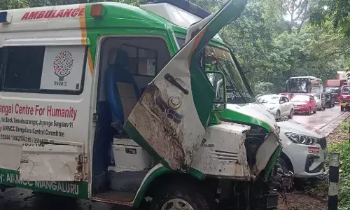 ಉಪ್ಪಿನಂಗಡಿ| ಆಂಬ್ಯುಲೆನ್ಸ್ - ಈಚರ್ ಲಾರಿ ಢಿಕ್ಕಿ: ಓರ್ವನಿಗೆ ಗಾಯ