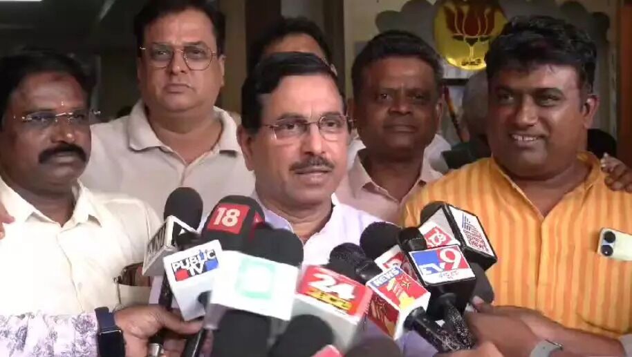 ನಕಲಿ ಗಾಂಧಿಗಳ ಪಾದ ನೆಕ್ಕಿದವರು ಹರಿಪ್ರಸಾದ್: ಜೋಶಿ ಟೀಕೆ