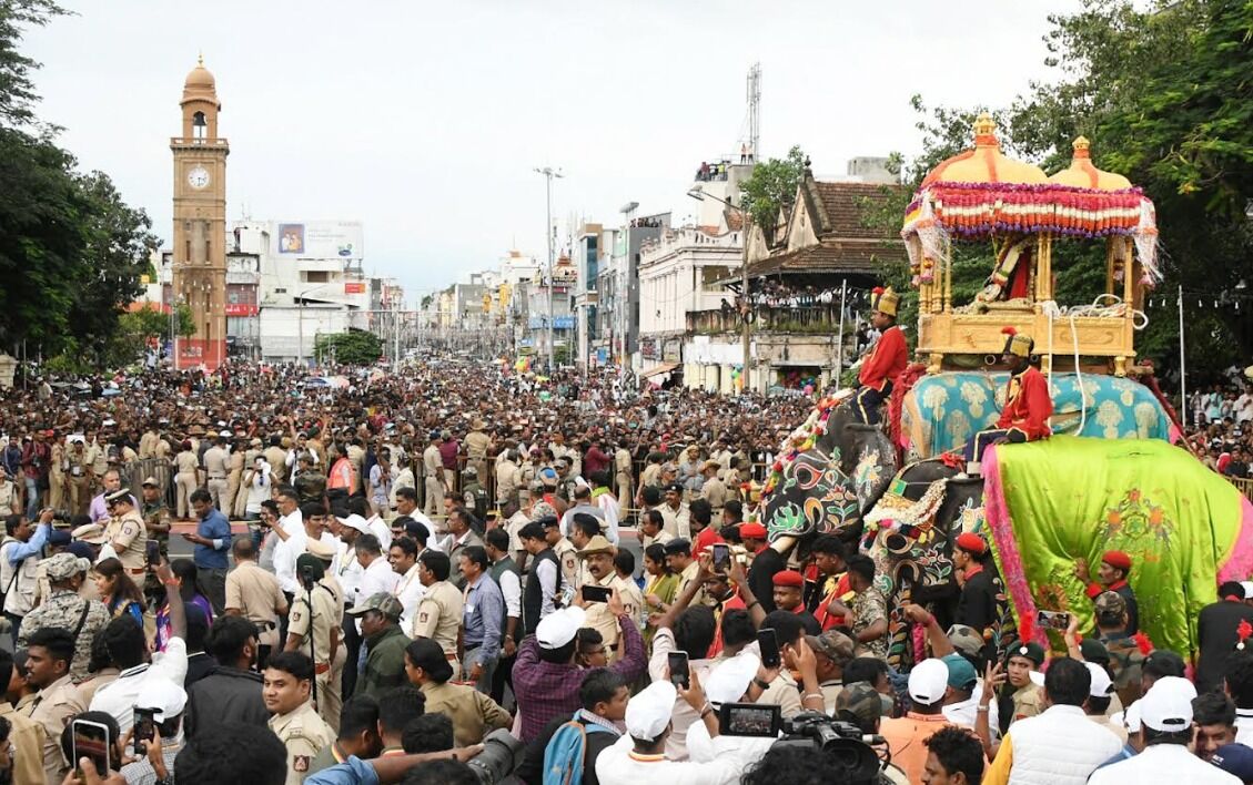 ಮೈಸೂರು ದಸರಾ-2024 | ವಿಶ್ವವಿಖ್ಯಾತ ಜಂಬೂ ಸವಾರಿ ವೈಭವ : ಚಿತ್ರಗಳಲ್ಲಿ ನೋಡಿ