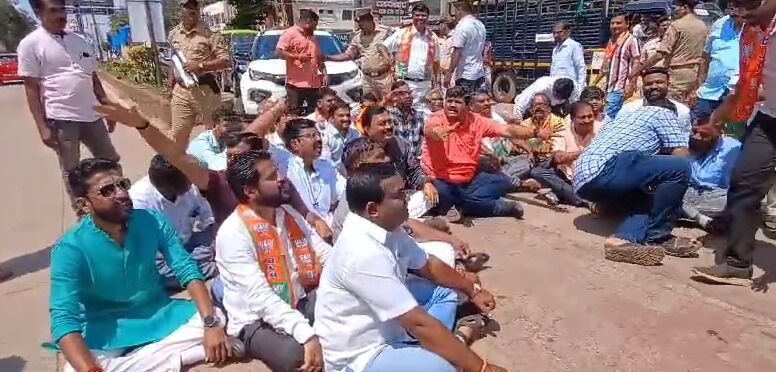 ಸಿಎಂ ಕಾರಿಗೆ ಮುತ್ತಿಗೆ ಹಾಕಲು ಯತ್ನ | ಕಪ್ಪು ಬಟ್ಟೆ ಪ್ರದರ್ಶನ, ಬಿಜೆಪಿ ಕಾರ್ಯಕರ್ತರು ವಶಕ್ಕೆ