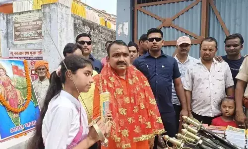 “ದುಷ್ಟರ ವಿರುದ್ಧ ಹೋರಾಡಿ”: ಬಾಲಕಿಯರಿಗೆ ಖಡ್ಗ ವಿತರಿಸಿದ ಬಿಜೆಪಿ ಶಾಸಕ