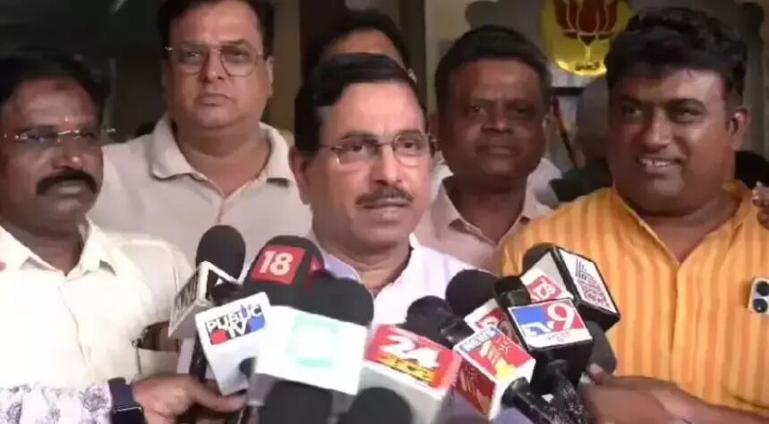 ಹುಬ್ಬಳ್ಳಿ ಪ್ರಕರಣ ವಾಪಸ್‌ ವಿಚಾರ | ಬಿಜೆಪಿ ಶಾಸಕರ ಮನವಿ ಸ್ವೀಕರಿಸದೇ ಸಿಎಂ ದುರಹಂಕಾರ : ಪ್ರಹ್ಲಾದ್‌ ಜೋಶಿ ಆಕ್ರೋಶ