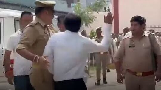 ಉತ್ತರ ಪ್ರದೇಶ | ಬಿಜೆಪಿ ಶಾಸಕನಿಗೆ ಕಪಾಳ ಮೋಕ್ಷ ಮಾಡಿದ ವಕೀಲನನ್ನು ಹೀರೊ ಎಂದು ಕೊಂಡಾಡಿದ ಹಿಂದೂ ಸಂಘಟನೆಗಳು