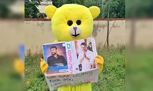 ʼಟೆಡ್ಡಿಬೇರ್ʼ ಧರಿಸಿ ಬಳ್ಳಾರಿ ಜೈಲಿನ ಬಳಿ ಬಂದ ದರ್ಶನ್ ಅಭಿಮಾನಿ