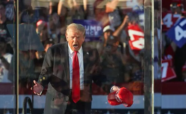 ಟ್ರಂಪ್ ಹತ್ಯೆಗೆ ಮೂರನೇ ಯತ್ನ; ಶಸ್ತ್ರ ಸಜ್ಜಿತ ವ್ಯಕ್ತಿ ಬಂಧನ ಟ್ರಂಪ್ ಹತ್ಯೆಗೆ ಮೂರನೇ ಯತ್ನ; ಶಸ್ತ್ರ ಸಜ್ಜಿತ ವ್ಯಕ್ತಿ ಬಂಧನ