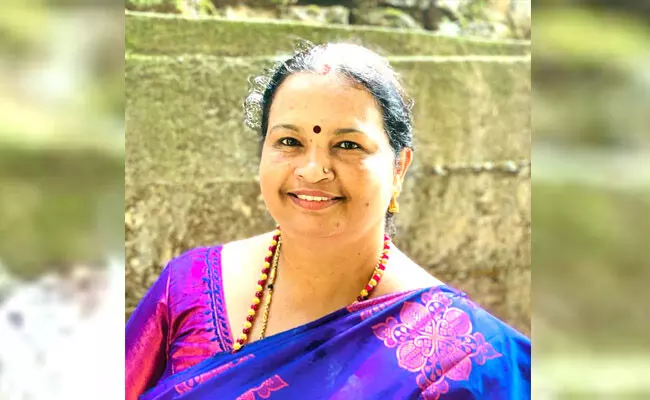 ರಾಜ್ಯಪ್ರಶಸ್ತಿ ಪುರಸ್ಕೃತೆ ಕೋಲ್ಚಾರು ಶಾಲೆಯ ಮಾದರಿ ಶಿಕ್ಷಕಿ: ಪಾಠ ಮಾತ್ರವಲ್ಲ, ಶಾಲಾ ವಾಹನ ಓಡಿಸಲೂ ಸೈ! ರಾಜ್ಯಪ್ರಶಸ್ತಿ ಪುರಸ್ಕೃತೆ ಕೋಲ್ಚಾರು ಶಾಲೆಯ ಮಾದರಿ ಶಿಕ್ಷಕಿ: ಪಾಠ ಮಾತ್ರವಲ್ಲ, ಶಾಲಾ ವಾಹನ ಓಡಿಸಲೂ ಸೈ!