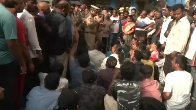 ಸಿಕಂದರಾಬಾದ್| ವಿಗ್ರಹ ಧ್ವಂಸ ಖಂಡಿಸಿ ಪ್ರತಿಭಟನೆ; ಬಿಜೆಪಿ ನಾಯಕಿ ಮಾಧವಿ ಲತಾ ಪೊಲೀಸ್ ವಶಕ್ಕೆ ಸಿಕಂದರಾಬಾದ್| ವಿಗ್ರಹ ಧ್ವಂಸ ಖಂಡಿಸಿ ಪ್ರತಿಭಟನೆ; ಬಿಜೆಪಿ ನಾಯಕಿ ಮಾಧವಿ ಲತಾ ಪೊಲೀಸ್ ವಶಕ್ಕೆ