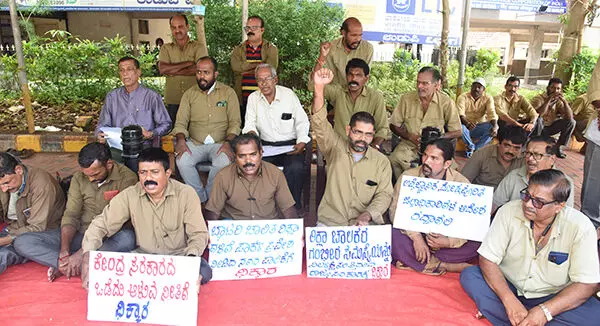 ಸಾಮಾನ್ಯ ರಿಕ್ಷಾ ಚಾಲಕ- ಮಾಲಕರಿಂದ ಅನಿದಿಷ್ಟಾವಧಿ ಧರಣಿ ಆರಂಭ ಸಾಮಾನ್ಯ ರಿಕ್ಷಾ ಚಾಲಕ- ಮಾಲಕರಿಂದ ಅನಿದಿಷ್ಟಾವಧಿ ಧರಣಿ ಆರಂಭ