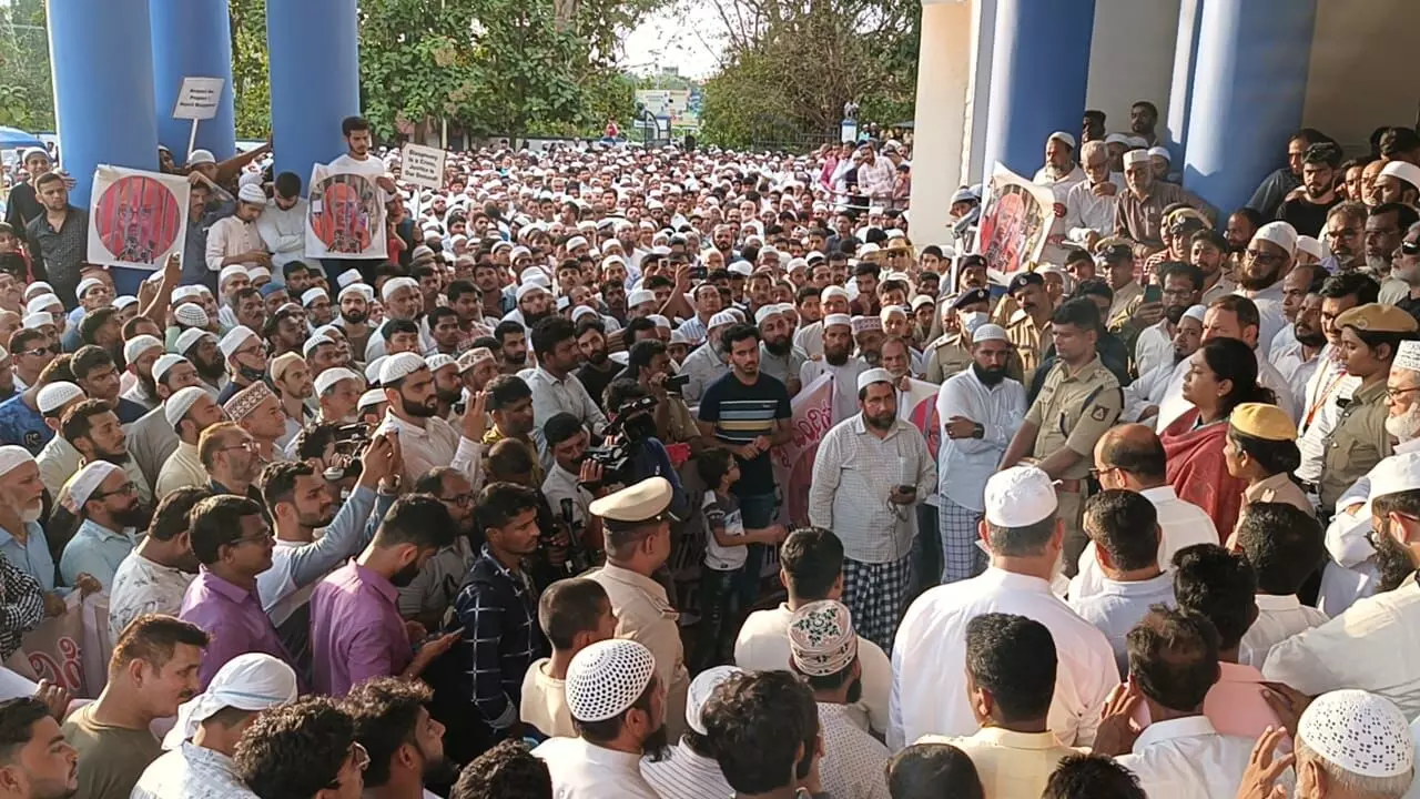 ಭಟ್ಕಳ| ಪ್ರವಾದಿಯನ್ನು ನಿಂದಿಸಿದ ಯತಿ ನರಸಿಂಹನಂದಾ ಸ್ವಾಮಿಯನ್ನು ದೇಶದ್ರೋಹ ಪ್ರಕರಣದಡಿ ಬಂಧಿಸುವಂತೆ ತಂಝೀಮ್ ಆಗ್ರಹ ಭಟ್ಕಳ| ಪ್ರವಾದಿಯನ್ನು ನಿಂದಿಸಿದ ಯತಿ ನರಸಿಂಹನಂದಾ ಸ್ವಾಮಿಯನ್ನು ದೇಶದ್ರೋಹ ಪ್ರಕರಣದಡಿ ಬಂಧಿಸುವಂತೆ ತಂಝೀಮ್ ಆಗ್ರಹ