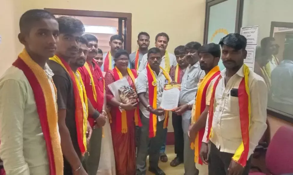 ಶೇ.60 ಕನ್ನಡ ನಾಮಫಲಕ ಕಡ್ಡಾಯ: ಕರವೇಯಿಂದ ಡಿಸಿಗೆ ಮನವಿ