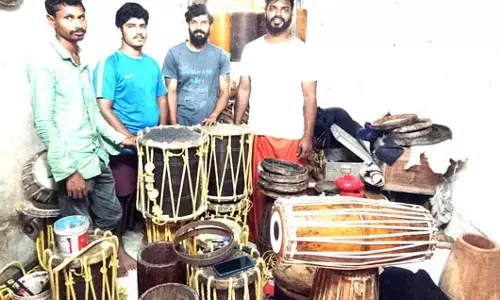 ಚೆಂಡೆ-ಮದ್ದಳೆ ಚರ್ಮ ವಾದ್ಯ ತಯಾರಿಕೆಯಲ್ಲಿ ಪಳಗಿದ ಯುವಕ