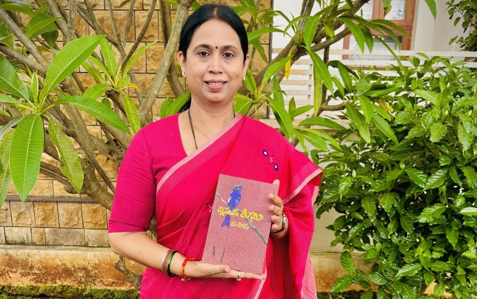 ‘ಗೃಹಲಕ್ಷ್ಮಿ’ ಹಣದಿಂದ ಗ್ರಂಥಾಲಯ ನಿರ್ಮಿಸಿದ್ದ ಮಲ್ಲವ್ವ ಮೇಟಿ; ಕುವೆಂಪು ಅವರ ಕಾನೂರು ಹೆಗ್ಗಡತಿ ಪುಸ್ತಕ ಉಡುಗೊರೆ ನೀಡಿದ ಸಚಿವೆ ಲಕ್ಷ್ಮೀ ಹೆಬ್ಬಾಳ್ಕರ್