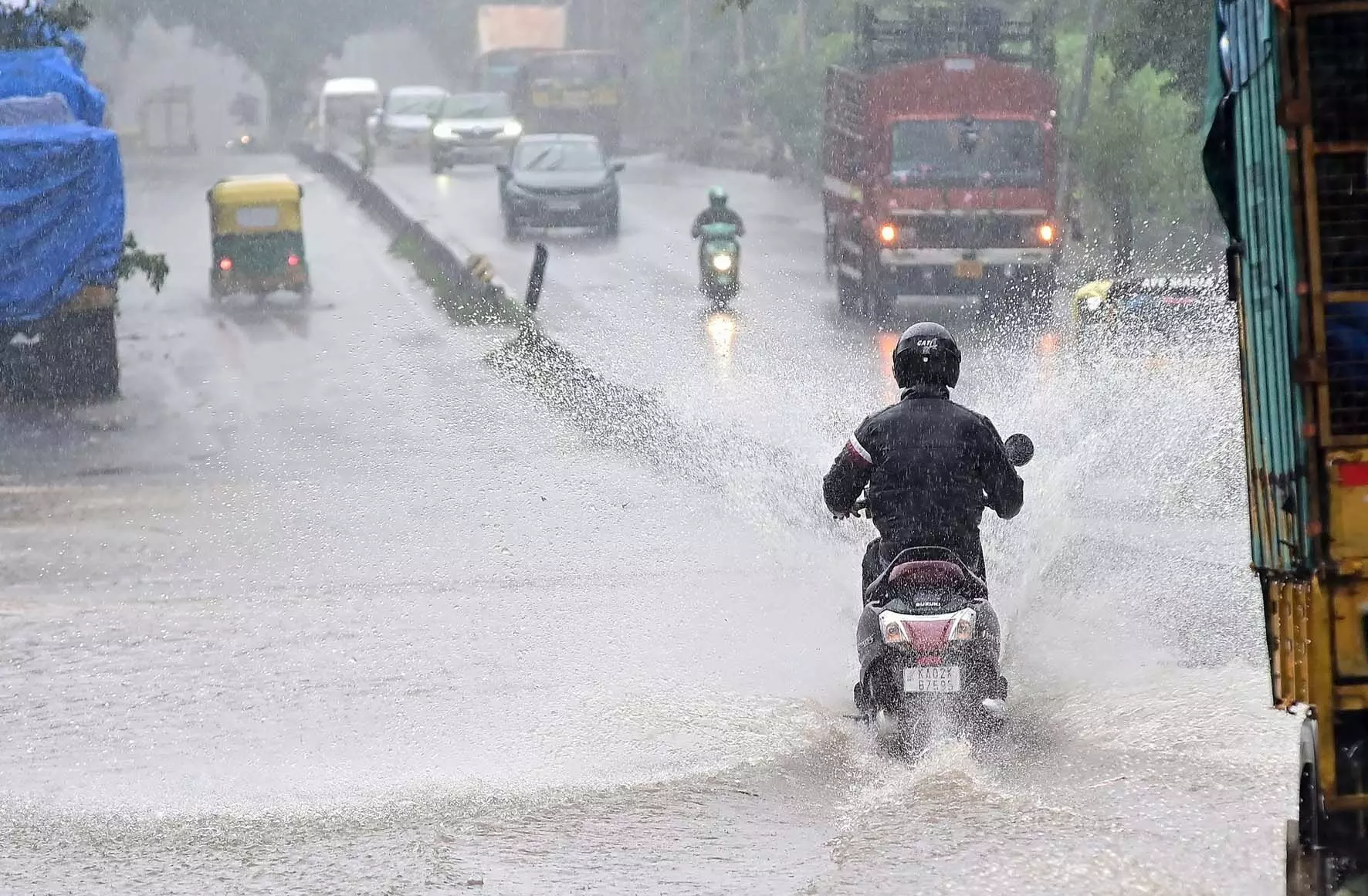 ಬೆಂಗಳೂರಿನಲ್ಲಿ ಧಾರಕಾರ ಮಳೆ: ಜನಜೀವನ ಅಸ್ತವ್ಯಸ್ತ