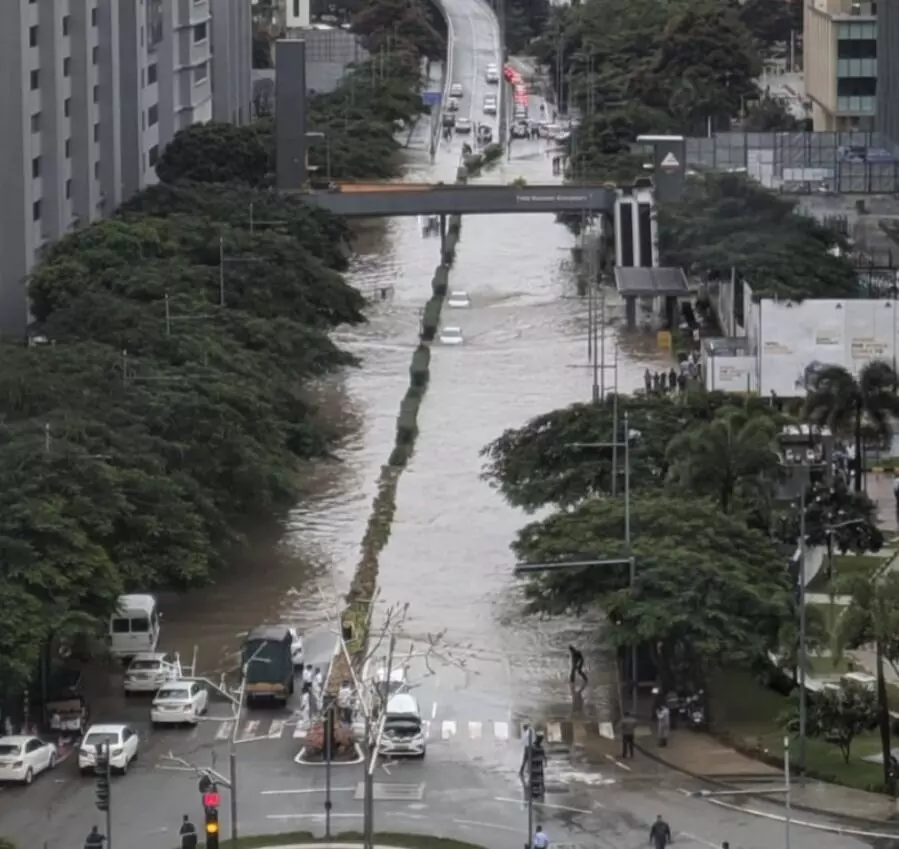 PHOTOS | ಭಾರೀ ಮಳೆಗೆ ತತ್ತರಿಸಿದ ಬೆಂಗಳೂರು; ಜನಜೀವನ ಅಸ್ತವ್ಯಸ್ತ